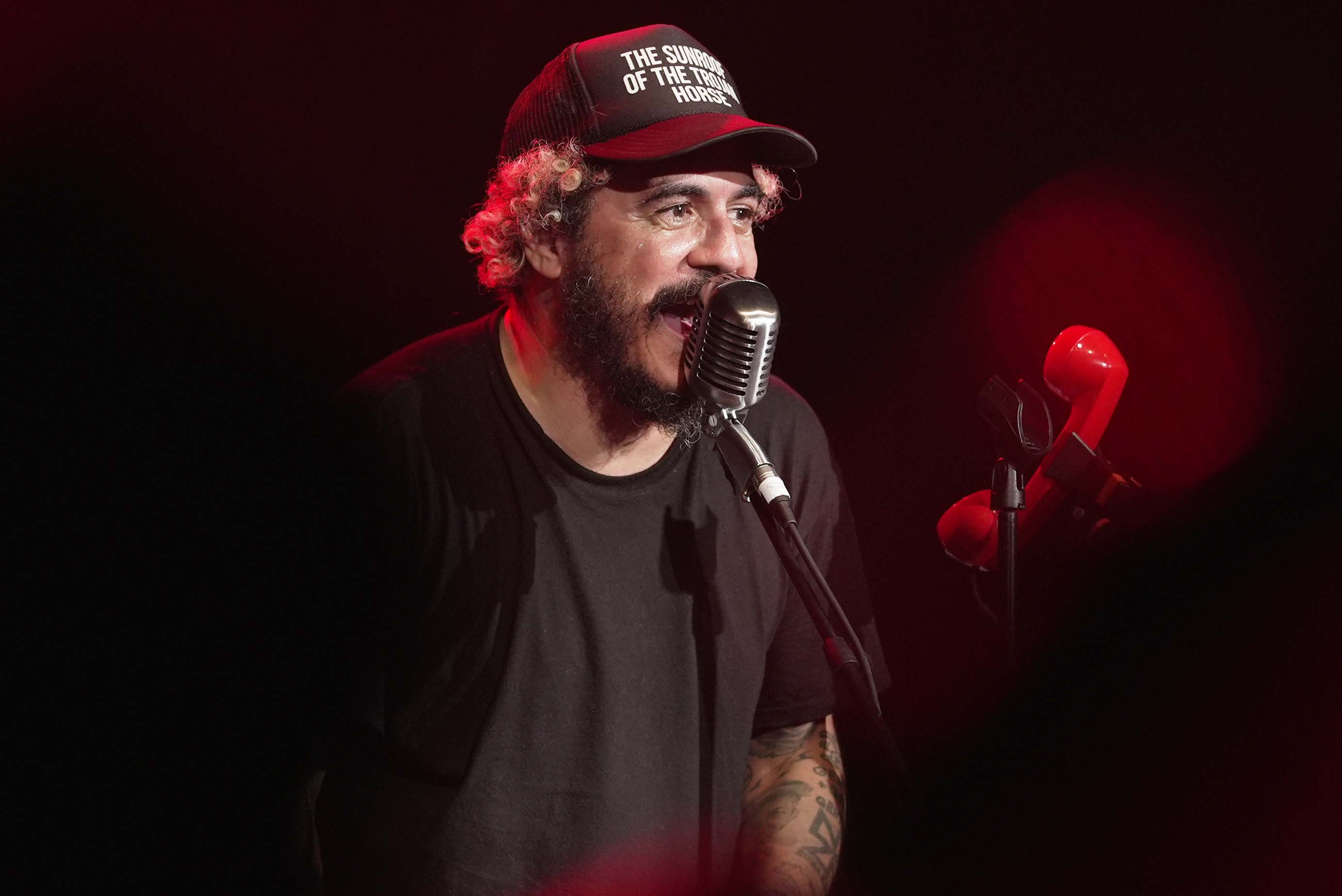 Marcelo D 2 singt in Mikrophon
