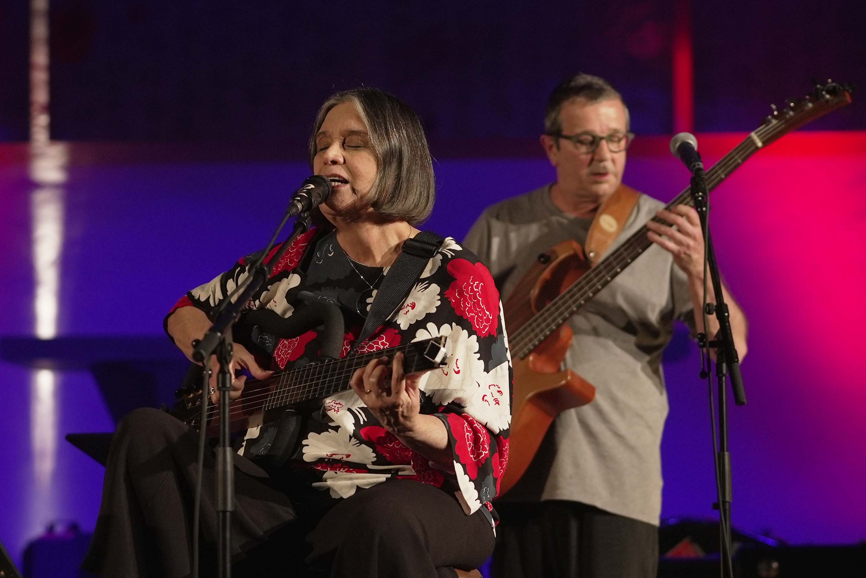 Sängerin Joyce an der Gitarre mit Bassit im Hintergrund