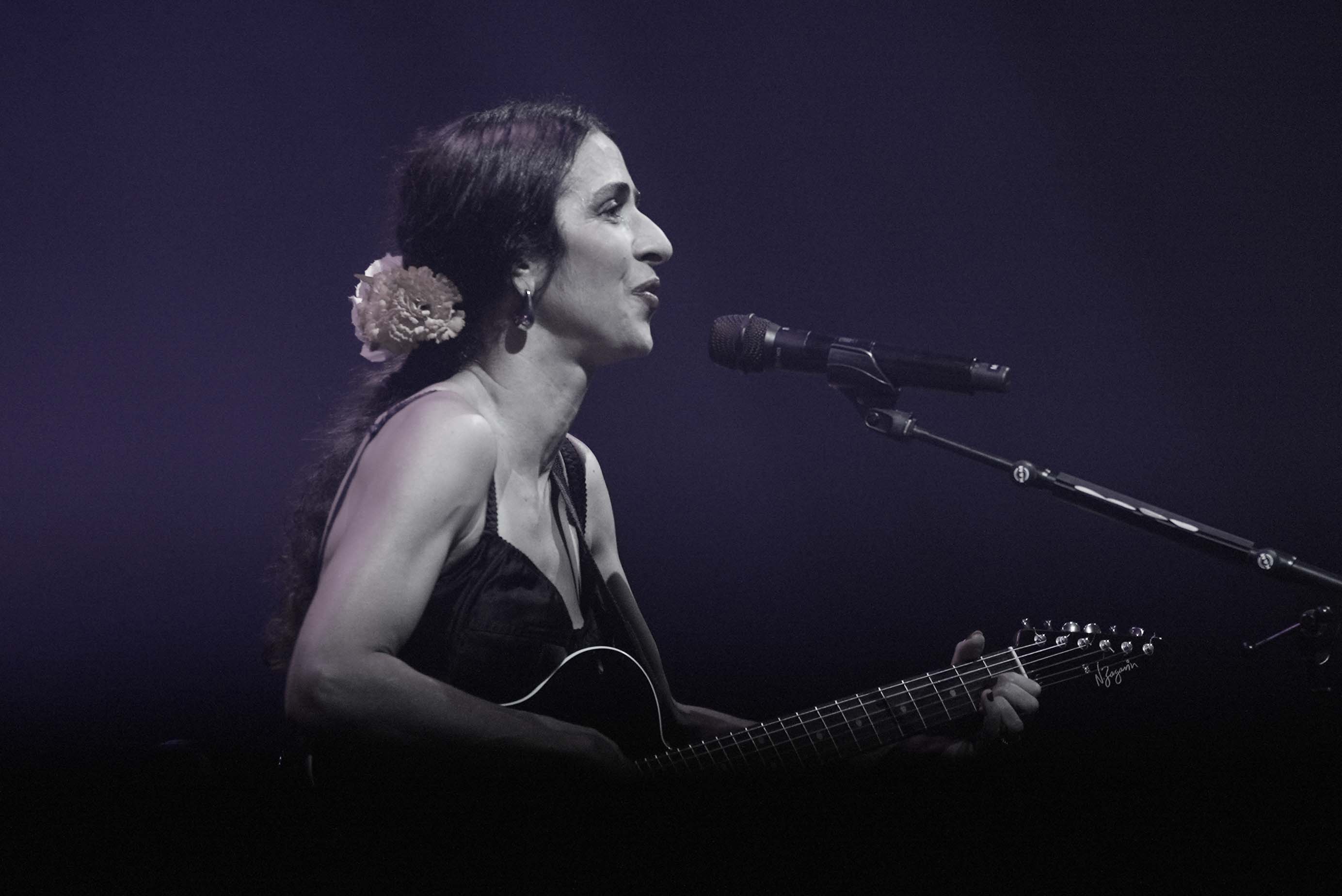 Marisa Monte spielt Gitarre
