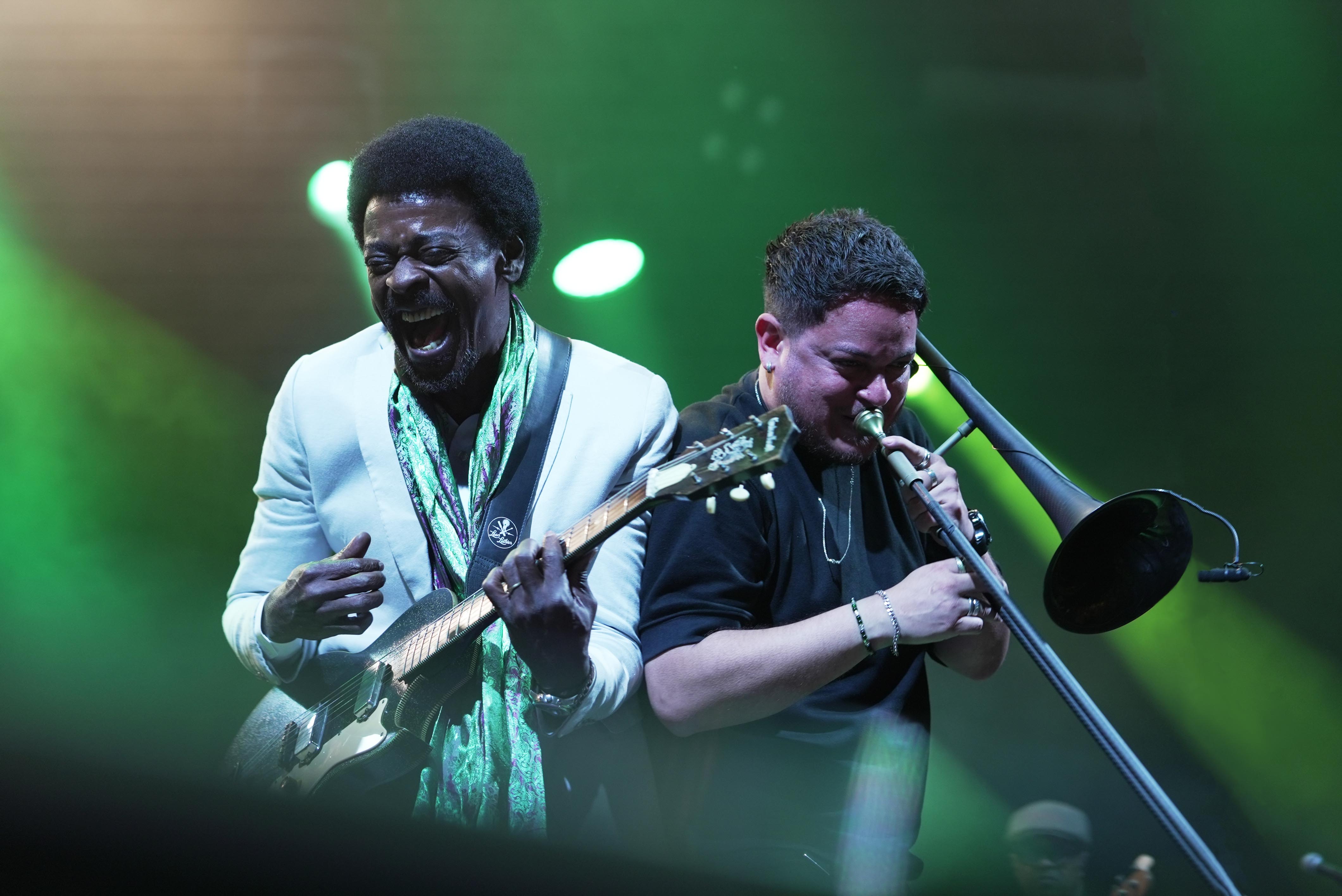 Seu Jorge und sein Posaunist lachen schallend