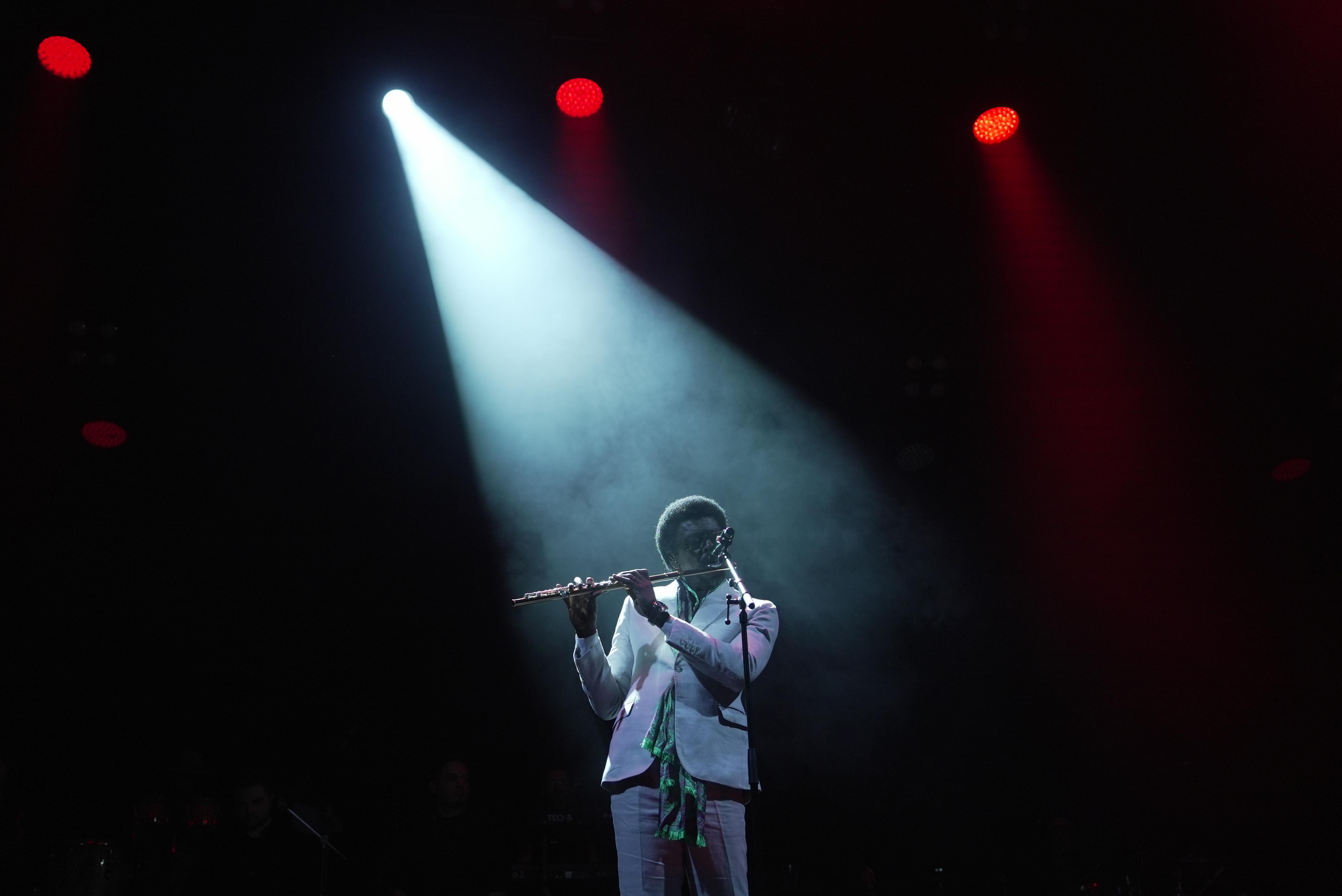 Seu Jorge spielt Querflöte im Lichtspot